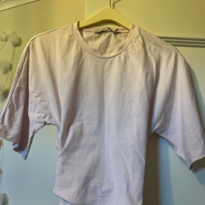 Rosa tröja med knyt där bak - Från lager 157, med knyt vid ryggen. Jättefin🩷💞