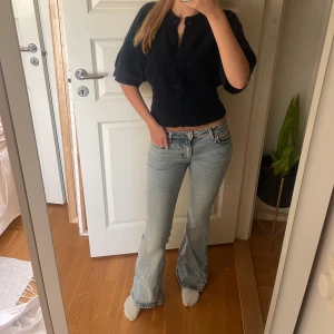Ljusblå bootcut jeans med låg midja - Säljer ett par ljusblå jeans med bootcut och låg midja från weekday! Perfekta för hösten och passar till varje outfit. Hör av dig vid frågor💕 (jag är 167 cm läng och har innerbenslängd ca 80 cm)