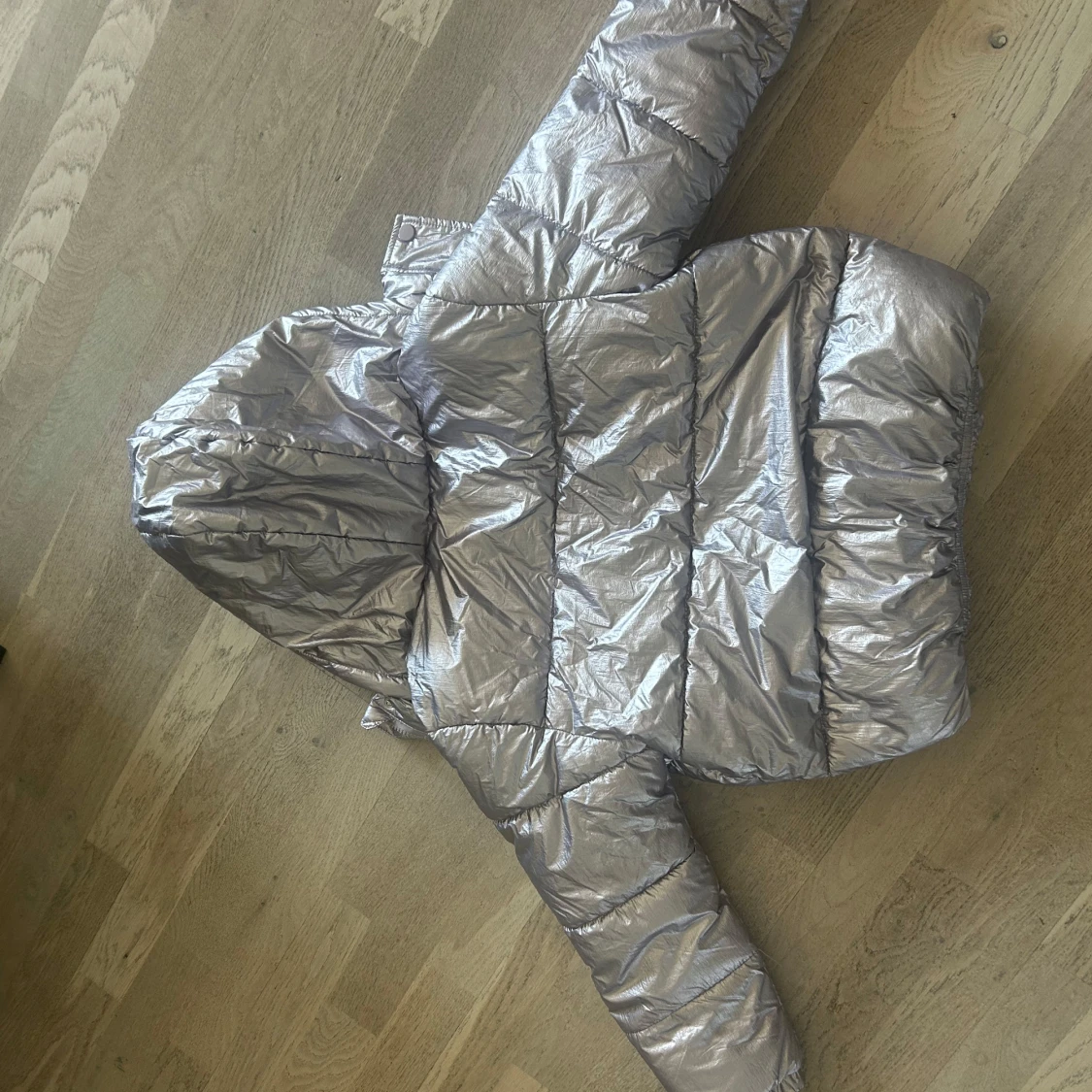Silver pufferjacka från Lefties - 2