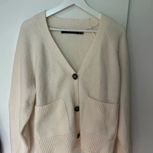 Kofta Vero Moda - En krämvit fin kofta från Vero Moda. Storlek M. Den är använd fåtal gånger och i bra skick