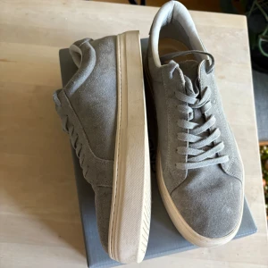 Gråa Vagabond Paul 2.0 sneakers - Snygga gråa sneakers från Vagabond, modell Paul 2.0, i storlek 44. Skorna har ovandel i mocka, vita platta sulor och klassisk snörning! 🙌🏼🙌🏼