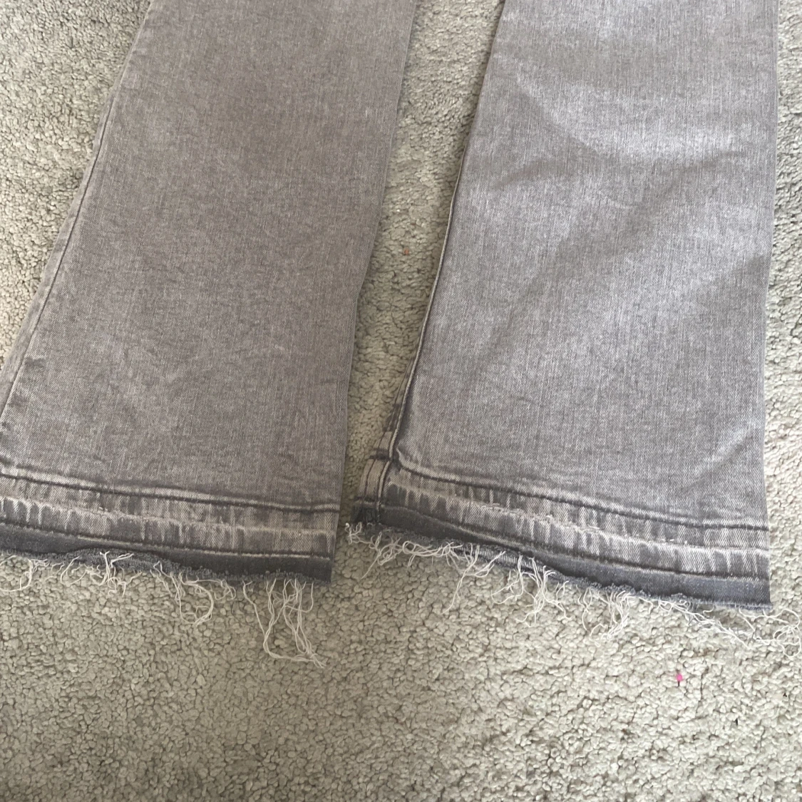 Grå bootcut jeans från Gina Tricot - 4