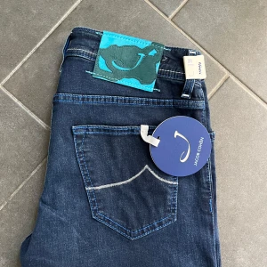 Jacob cohen jeans - Tja, säljer ett par Jacob cohen jeans i modellen 622, storlek 31. De är helt nya med tags och ligger på 5000 i butik. Skriv vid funderingar🙌