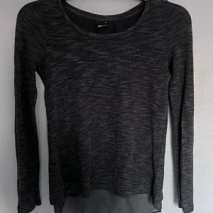 Stickad tröja  - Ganska tunn, använd några gånger, finns ett litet hål i ena armhålan (se sista bilden) som skulle kunna lagas, har en slits på baksidan