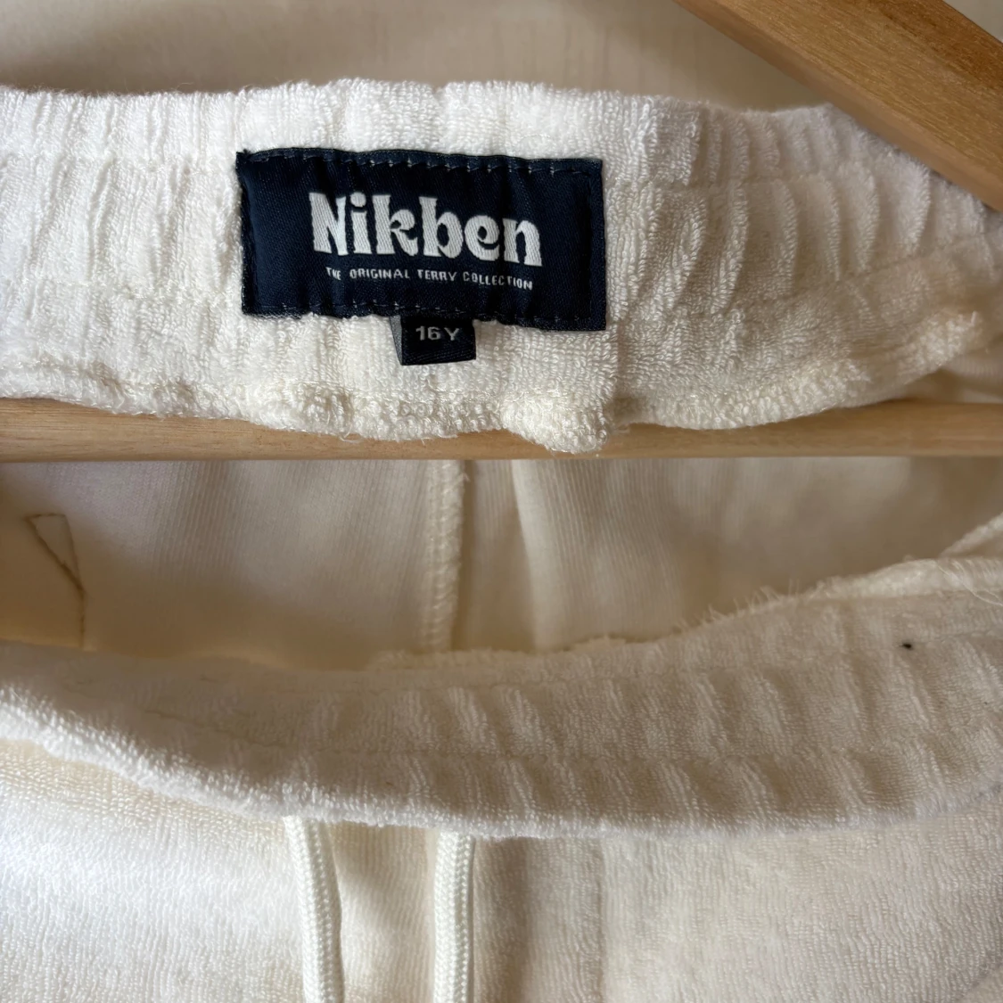 Vita frottéshorts från Nikben - 2