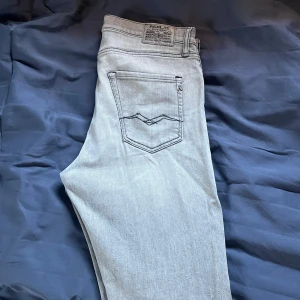 Replay jeans - säljer grå replay jeans som är använda fåtal gånger, stoleken är ca 29/30 slim fit