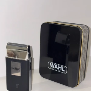 Wahl Reseshyvel Foil shawer Använd 2 ggr - Kompakt och stilren elektrisk reseshyvel från Wahl. Levereras med original metallask. Hyveln är i gott skick med minimalt slitage, perfekt för resor eller daglig användning. Laddningsindikator och skyddande lock. Enkel att ta med överallt.