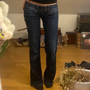 Mörkblå bootcut jeans  - Superfina lågmidjade byxor! Sydda i grenen samt i midjan för bättre passform, går att sprätta upp midja.❣️  Midjemått: 40 cm rakt över  Innerbenslängd: 84 cm