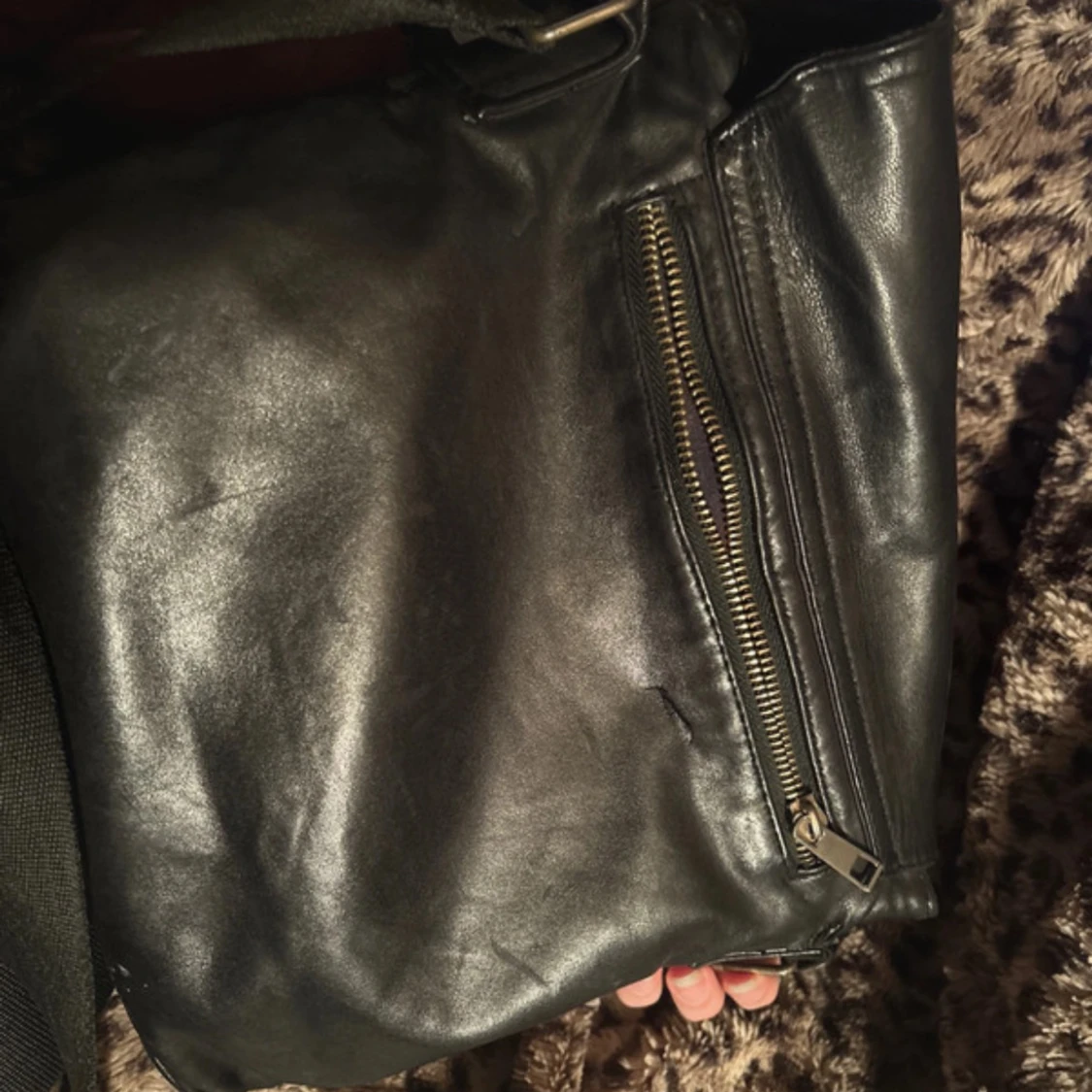 Svart axelväska i äkta lammnappa - 2