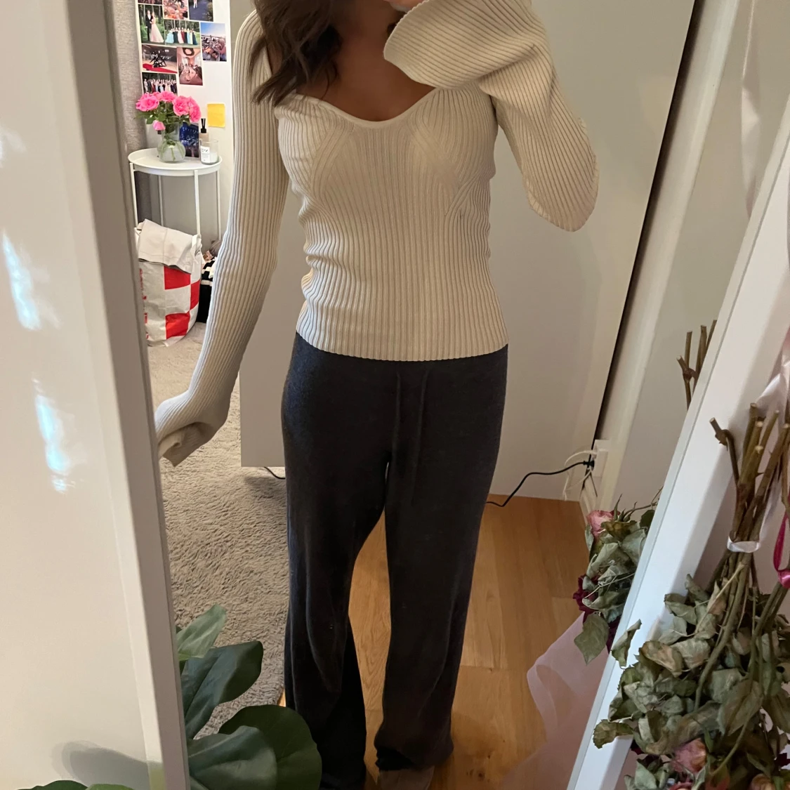 Ribbad beige långärmad topp med v-ringning - 2