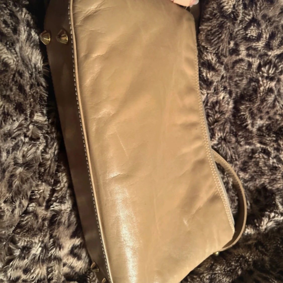 Guldig axelväska i skinnlook från Coach London - 3