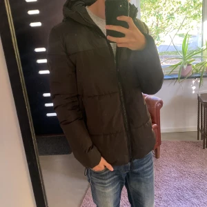 Svart vinterjacka från Polo - Svart dunjacka från Polo Club. Skick mycket bra inga defekter. Nypris runt 2000. Mitt pris 799kr!