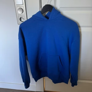 Ginatricot hoodie - Hej säljer denna Gina hoodien som knappt använts har haft den en gång så den e som ny och fluffig och go på insidan 