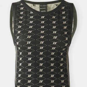 Svart mönstrad linnetopp från Let’s Fom - Cool svart linnetopp från Let’s Fom med beige mönster och rund halsringning. Toppen är ärmlös och har en figurnära passform, perfekt att styla med jeans eller kjol. Materialet är mjukt och stretchigt för extra komfort.