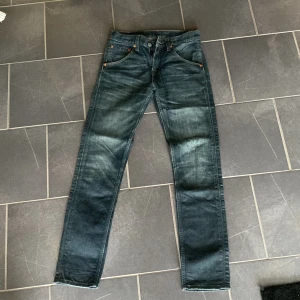 Levi's 508 jeans blå W28 L32 - Snygga Levi's 508 jeans i mörkblå tvätt med klassiska fem fickor och orangea sömmar. Jeansen har en rak passform med något smalare ben och är tillverkade i slitstarkt denim. Perfekta för dig som gillar en stilren och tidlös look.passar för både lilla och tjejer.Pris kan diskuteras 