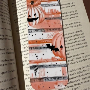 Laminerat handgjort bokmärke  - Halloween-inspirerad bokmärke med pumpor och fladdermöss syns på bilderna, vilket ger en mystisk och lekfull stämning. Perfekt för dig som gillar berättelser med en twist! 