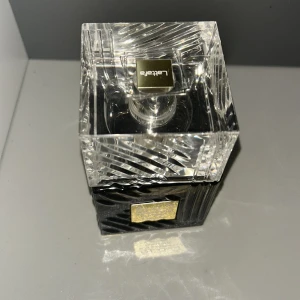 Lyxig parfym från Lattafa - Snygg parfym från Lattafa med exklusiv design. Perfekt för dig som vill sticka ut och addera en touch av elegans till din stil. Passar dig som gillar trendiga accessoarer.