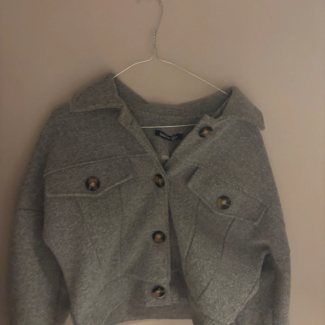 Grå overshirt med knappar