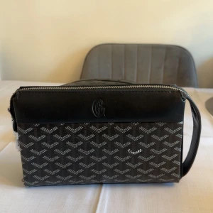 Snygg väska  - Riktigt skön väska att bära är i nytt skick och passar till alla tillfällen priset går också att diskuteras!