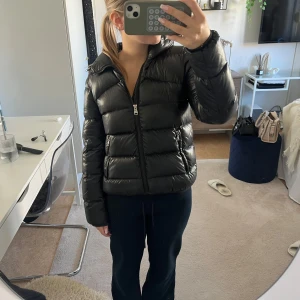 Colmar jacka  - Intressekoll på min Colmar jacka, den är i storlek 154 men passar xxs/xs jag har XS i vanliga fall jackan har knappt några defekter alls den funkar som den ska ❤️ pris kan diskuteras vid snabb affär💕 äkta!