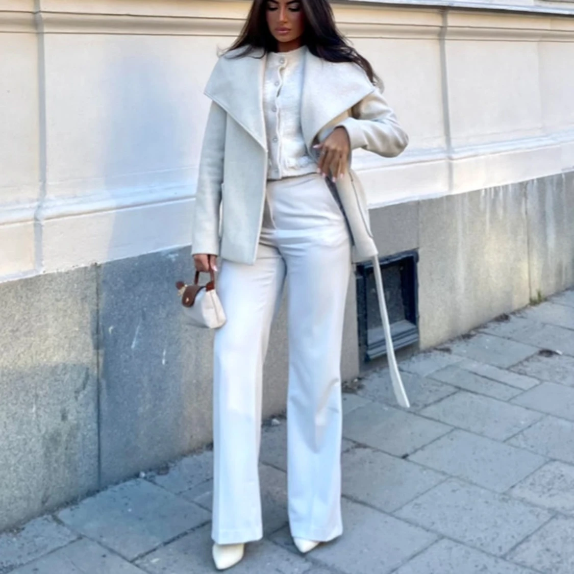 Beige/vit  kort kappa med bälte  - 1