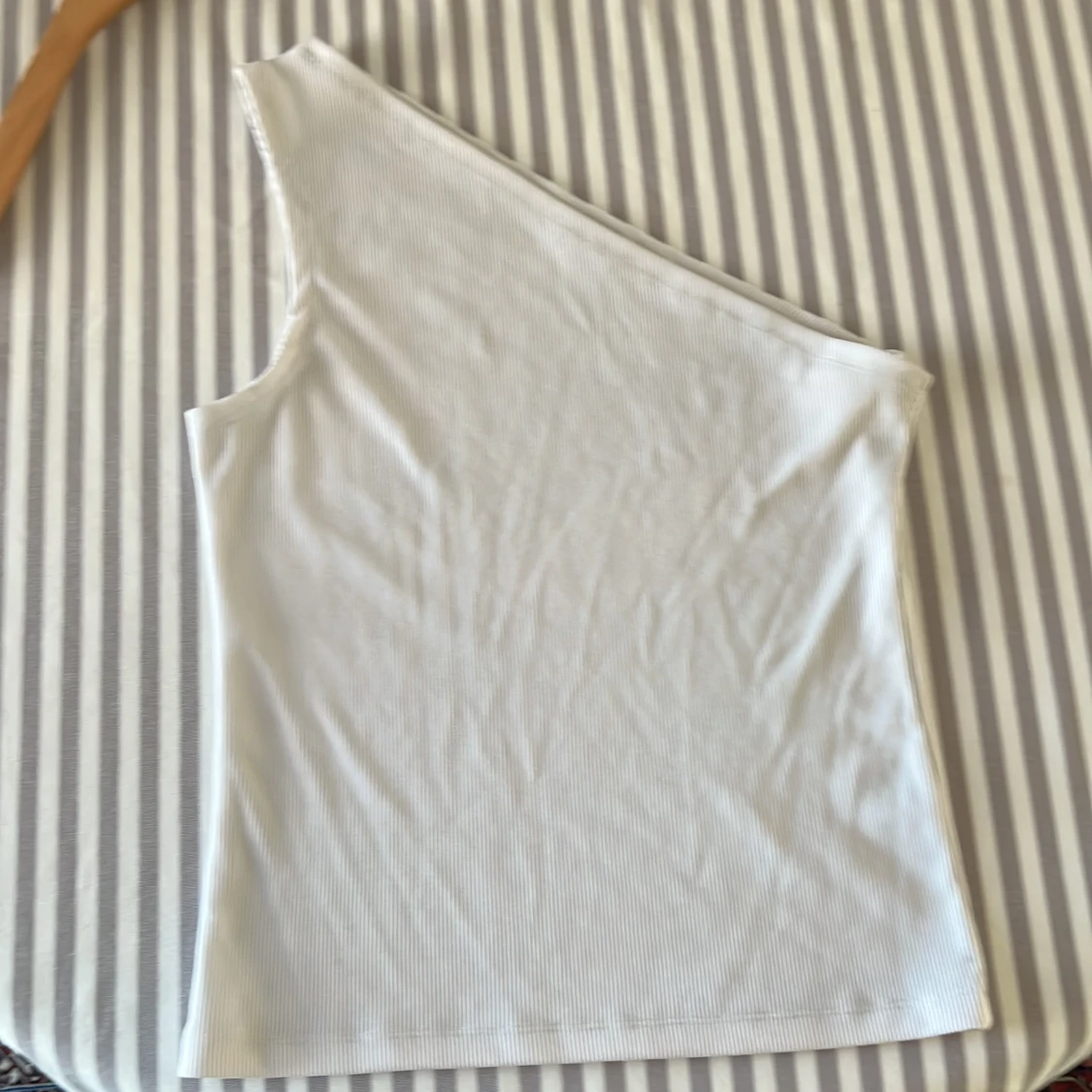 Vit oneshoulder topp från Stories L