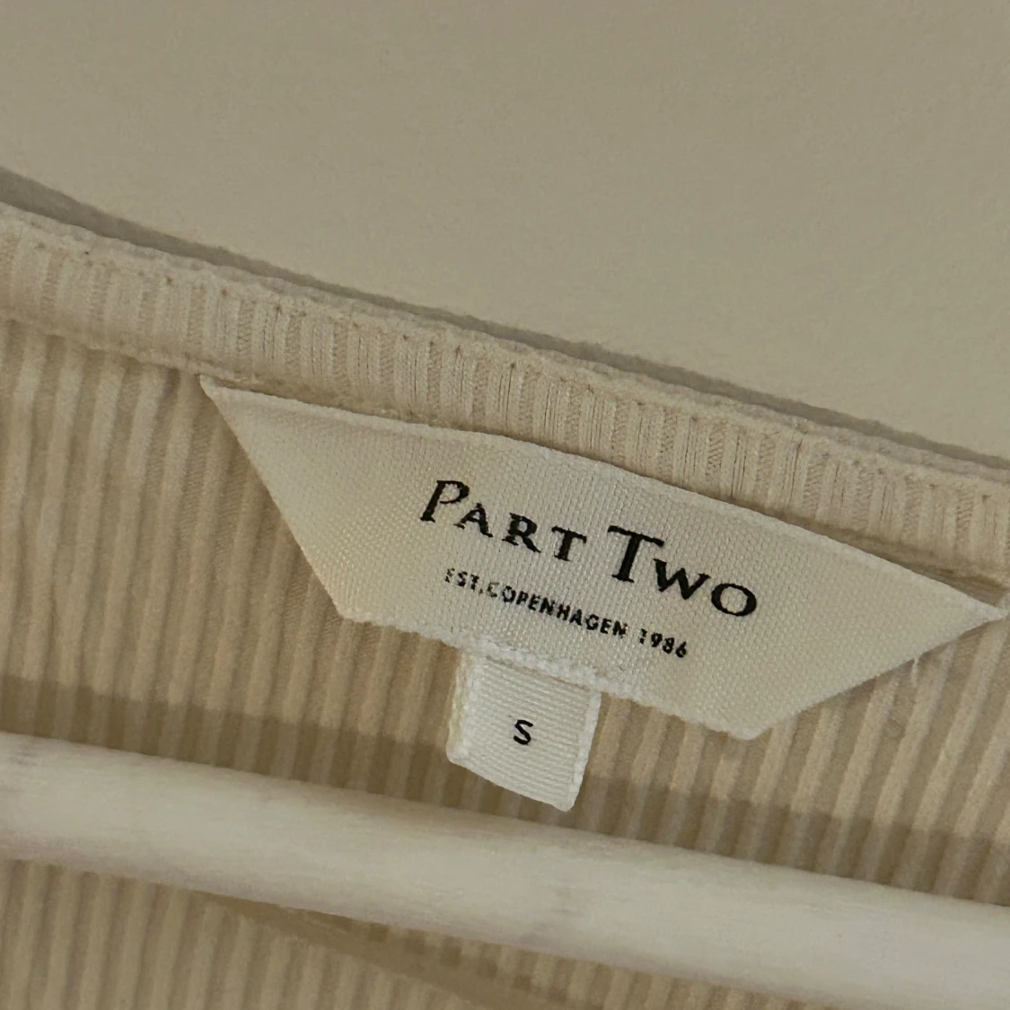 Beige ribbad topp från Part Two - 1