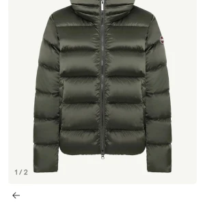 SÖKER colmar jacka  - SÖKER denna gröna colmar jacka i storlek S! Modell: down jacket 2216 W Dark Underwood. 