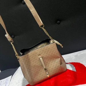 Michael Kors | Women’s beige purse - ✅ Perfect condition  – Brand new, never worn  💯 100% Authentic products only 📦 Fast shipping ♻️ Shop sustainably, look sharp.  REMINDER: Items can be used and please note that we only resell used clothes we buy online (some are brand new).   We will always tell our customers before buying if item has stains or is damaged. Returning is always possible  Bought in here. If you have anything authentic to sell, let us know because we also buy and sell on here🙂  Thank you!