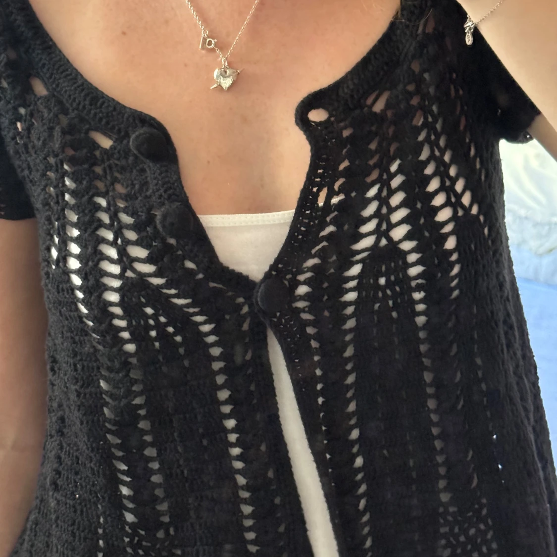 Svart virkad blus med knappar - 1