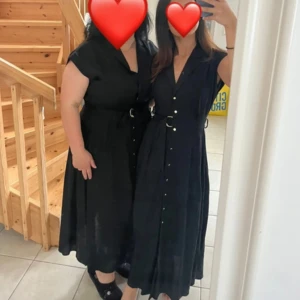 Zara maxi klänning - Säljer denna klänning från zara som endast kommit till användning en gång. Den sitter snyggt och tajt vid midjan beroende på hur mycket du vill spänna åt med skärpet. Och släpper sig sedan fint ned. 