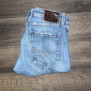 Replay Anbass jeans - Snygga ljusblå Replay Anbass jeans i klassisk femficksmodell. Jeansen har raka ben, normal passform och är tillverkade i mjukt denimtyg med diskreta slitningar. Perfekta för dig som gillar en avslappnad men stilren look. Midja 45cm, längd 102cm. JAG SKICKAR INGA FLER BILDER PÅ NÄR JAG BÄR PLAGGET:) s2