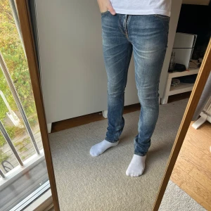 Nudie jeans - Hej! Säljer detta snygga paret jeans från Nudie! Mycket gott skick, med endast en liten defekt på baksidan, dma mig för bild!| Pris alltid diskuterbart! //Nils- köp efter 25/10 kommer skickas 29/10!