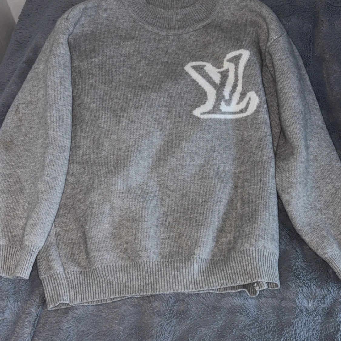 Grå stickad Louis Vuitton tröja