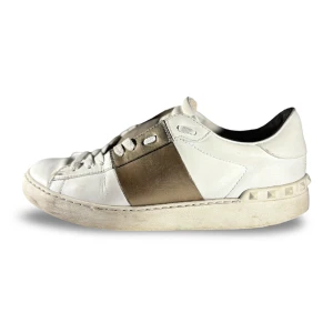 Valentino skor  - Hej! Säljer nu mina skor från märket Valentino, storlek 39 bra skick, givetvis äkta. Tveka inte på att höra av dig om du har frågor eller funderingar kring skorna! 