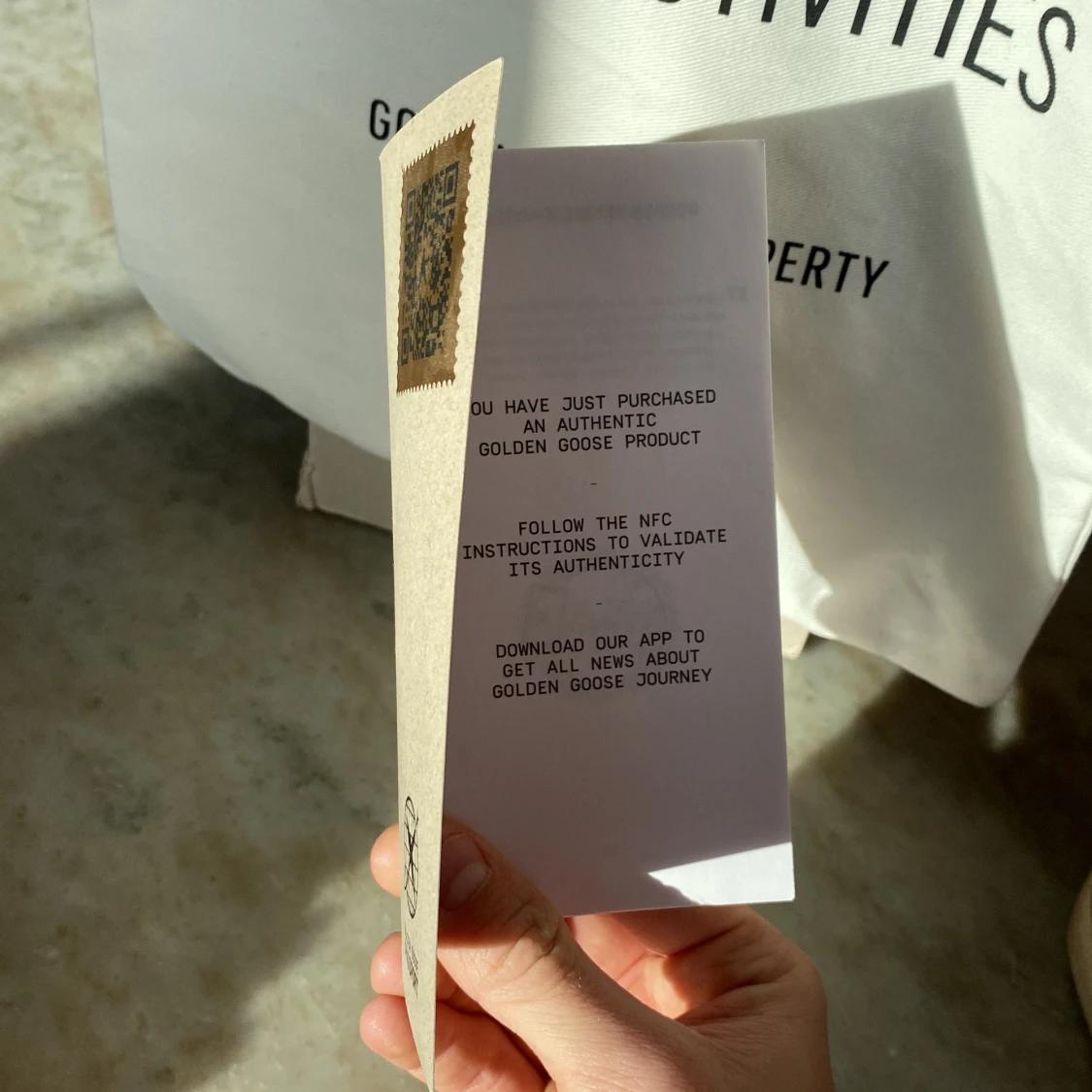 Golden Goose marinblå sneakers med röd lapp - 4