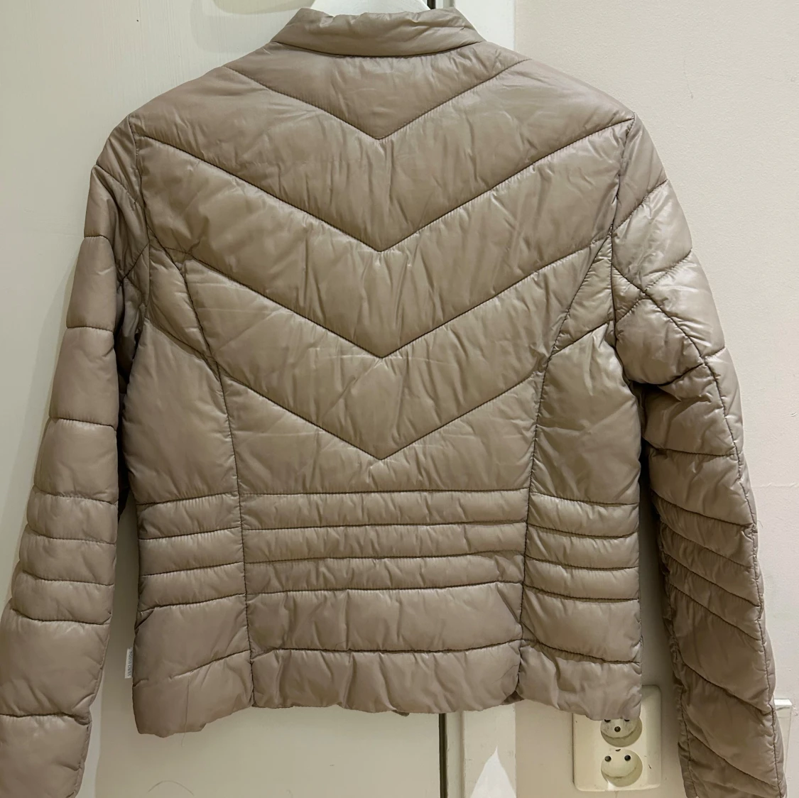 Beige pufferjacka från Vero Moda - 3