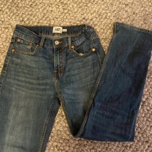 Blå jeans från 157 New Classic Star - Blå jeans från 157 New Classic Star med klassisk framficksdesign och raka ben. Med inspänning på insidan