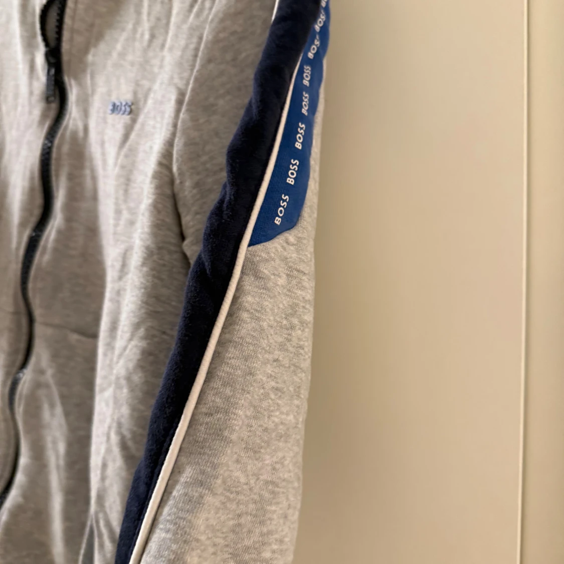 Grå ziptröja från BOSS med blå detaljer - 2