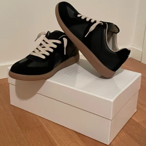 Maison Margiela Gats  - Medföljer: Box, 2 dustbags. Priset kan diskuteras privat, mer frågor/bilder - skriv privat, svarar snabbt. 