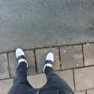 Svarta Replay Anbass jeans slim fit - Svarta Replay Anbass jeans med slim passform och klassisk femficksdesign. Jeansen har en mörk tvätt och är tillverkade i stretchigt bomullsmaterial för extra komfort. Snyggt Replay-märke på bakfickan och smal siluett som sitter grymt på benen. Priset är ej hugget i sten och kan diskuteras ✅👍🏻😁💯