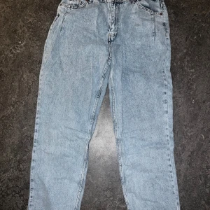 Ljusblå raka jeans i vintage-stil - Aldrig använda, Säljer ett par ljusblå jeans med rak passform.