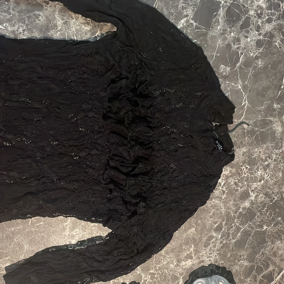 Svart spetsblus med volang från Sisters Point - 1