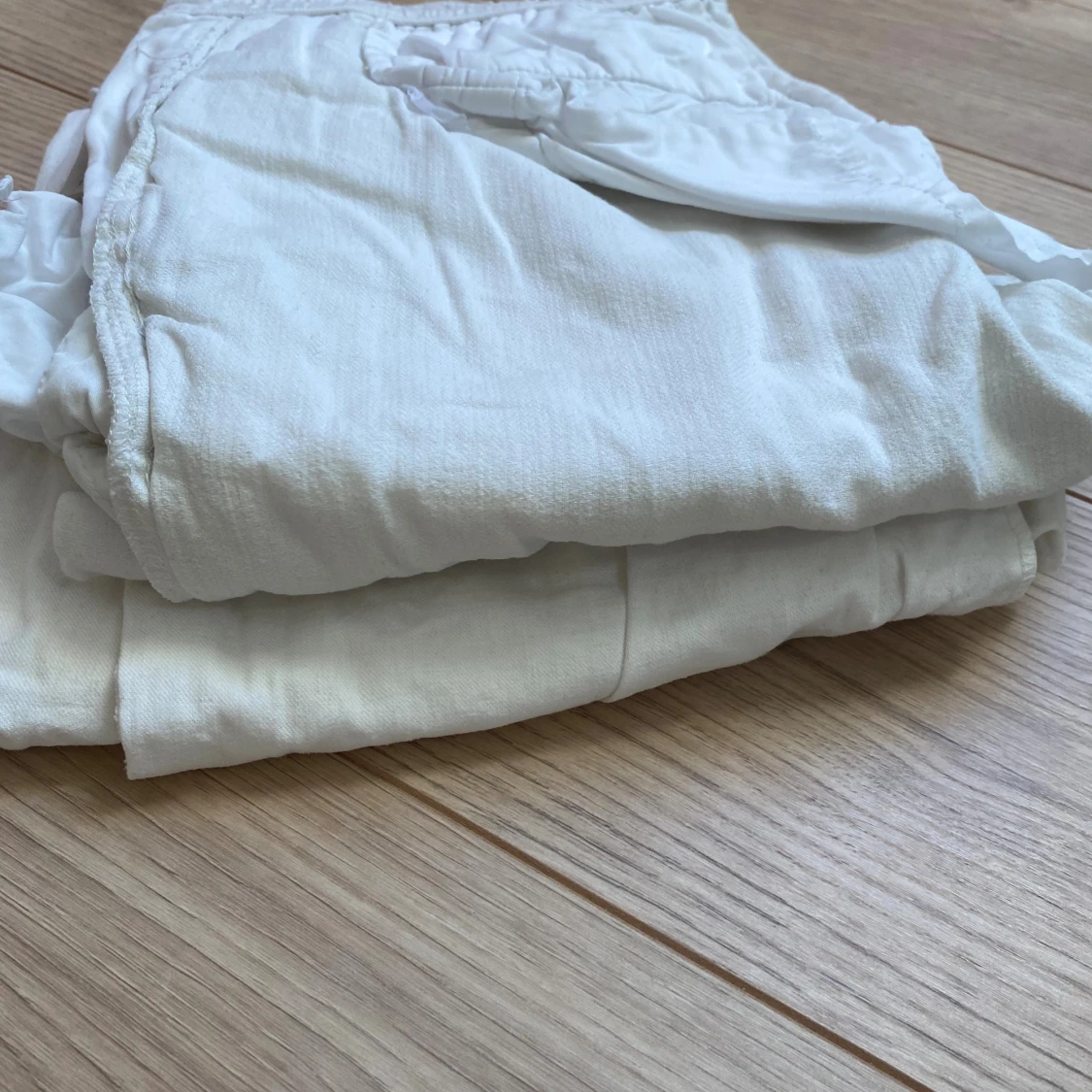 Mix av jeans och vita byxor - 1