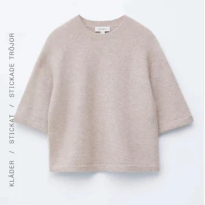 Beige stickad tröja - Supermjuk beige stickad tröja från Other stories med trekvartsärm. Perfekt nu inför hösten/vintern då den är mysig! Hör av er vid bilder privat. Inget fel knappt använd💗 pris kan diskuteras men mellan 200-300kr💗