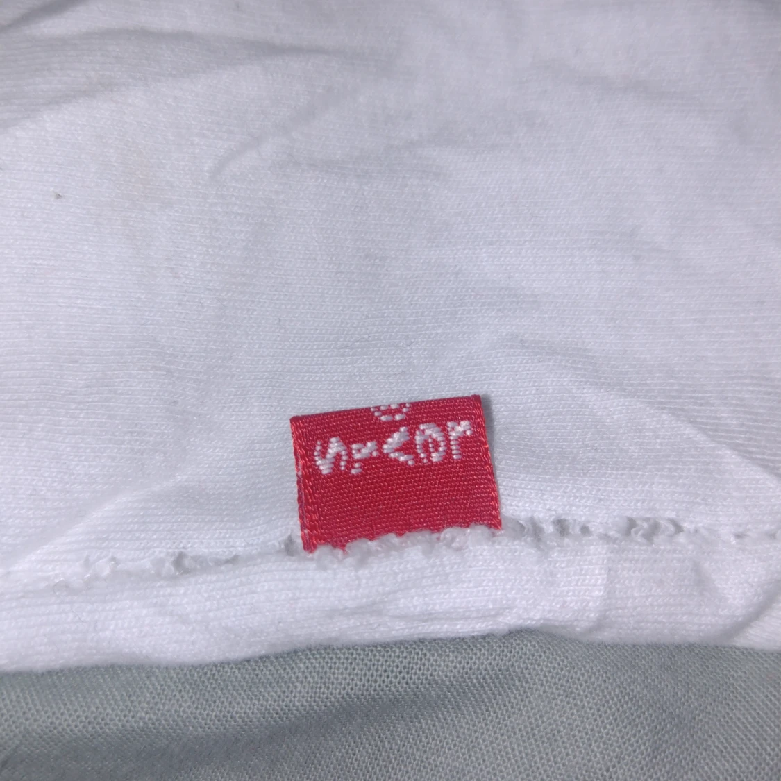 Vit Levi's t-shirt med röd logga - 4