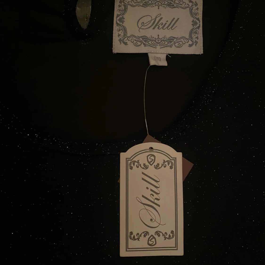 Svart glittrig topp med volang från Skill - 1