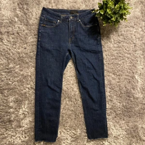 Blåa Tiger of Sweden jeans - Säljer ett par blåa Tiger of sweden jeans. Inga defekter och väldigt fint skick.  Storlek W28 L32 Tveka inte på att skriva till mig vid funderingar.  Modellen heter Tiger of Sweden ”LEA”  (vill bara påpeka att detta är herr jeans tänkte att det kunde skapa funderingar då modellen heter LEA som är tjejnamn)  Priset är inte hugget i sten