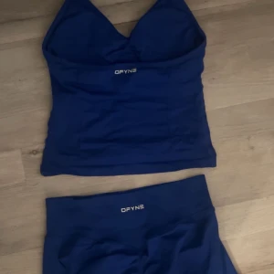 Dfyne gym set - Training set from Dfyne, it is in a really good condition and hasn’t been used a lot. The color is a bit lighter than what it looks like in the pictures. Size S but it also fits Xs!💓