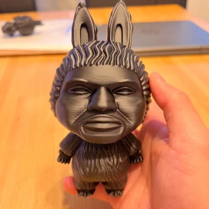 Kanye West x Labubu - Säljer min Kanye west Labubu. Denna är ca 15cm lång. Skickas inom 24h🚀